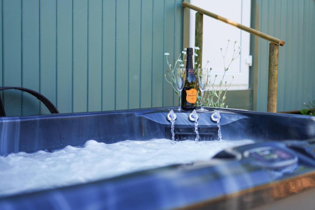 The Laburnum Retreat Shepherd Hut Private Hot Tub Upper Hulme Eksteriør billede