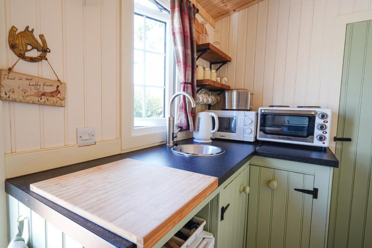 The Laburnum Retreat Shepherd Hut Private Hot Tub Upper Hulme Eksteriør billede